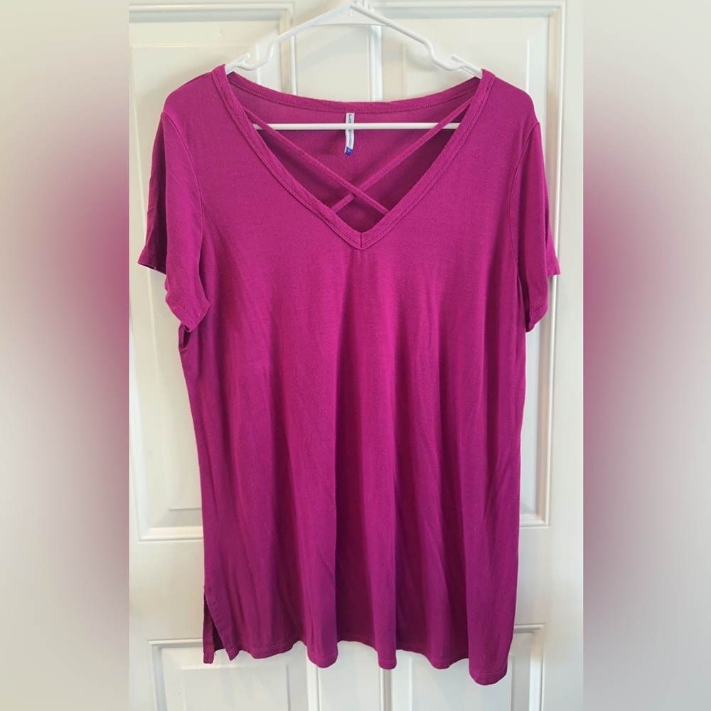 Planet Motherhood Sz Large fuchsia V-neck Detail
